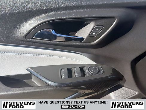 Used 2025 Chevrolet Trax LT w/ LT Convenience Package image 17