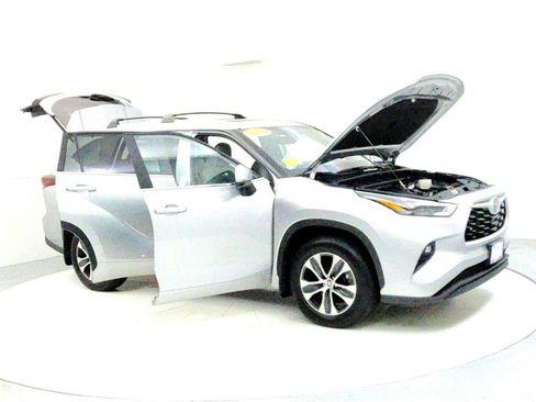 Certified 2024 Toyota Highlander XLE image 12
