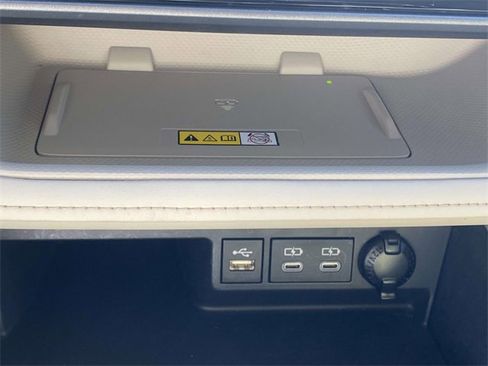 Used 2024 Toyota Highlander Limited image 30