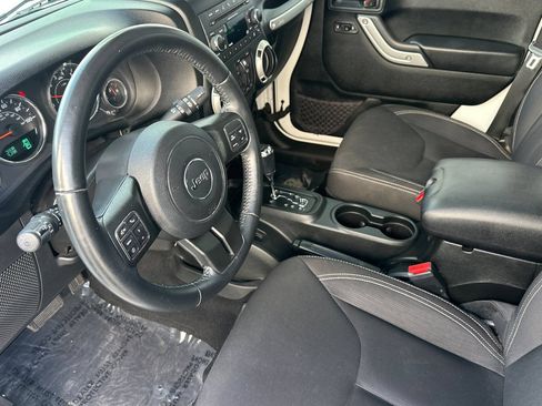 Used 2017 Jeep Wrangler Unlimited Sahara w/ Connectivity Group AWD/4WD image 10