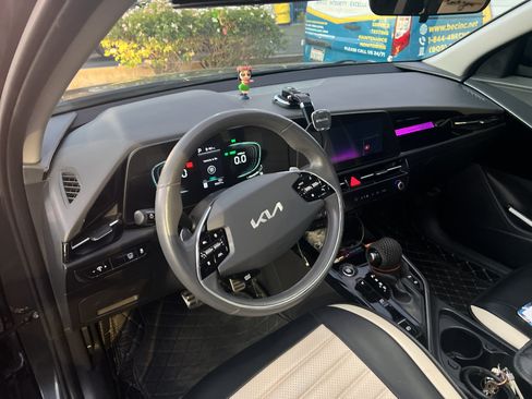 Used 2023 Kia Niro EX Touring FWD image 5