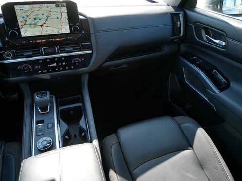 Used 2024 Nissan Pathfinder SL image 11