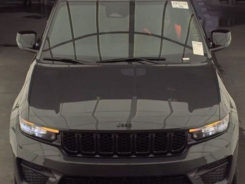 Used 2024 Jeep Grand Cherokee Altitude image 7