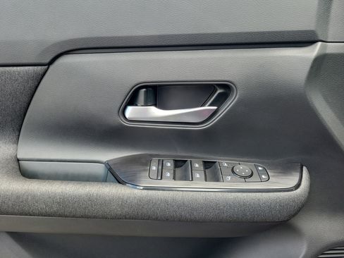 Used 2025 Nissan Kicks SV w/ Charging Package image 17