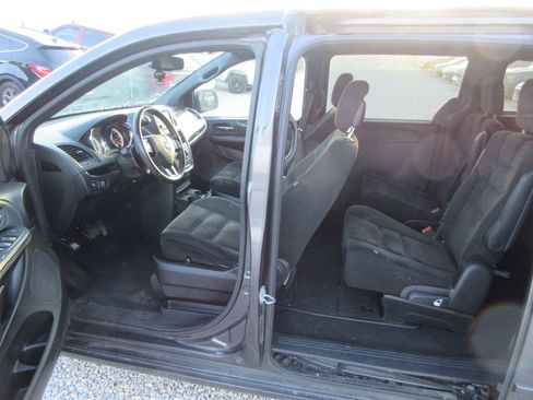 Used 2017 Dodge Grand Caravan SE image 5