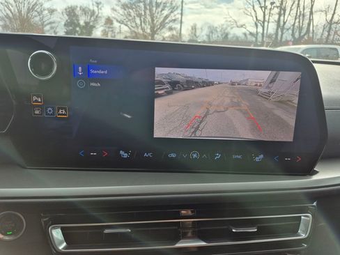 Used 2025 Chevrolet Traverse LT image 18