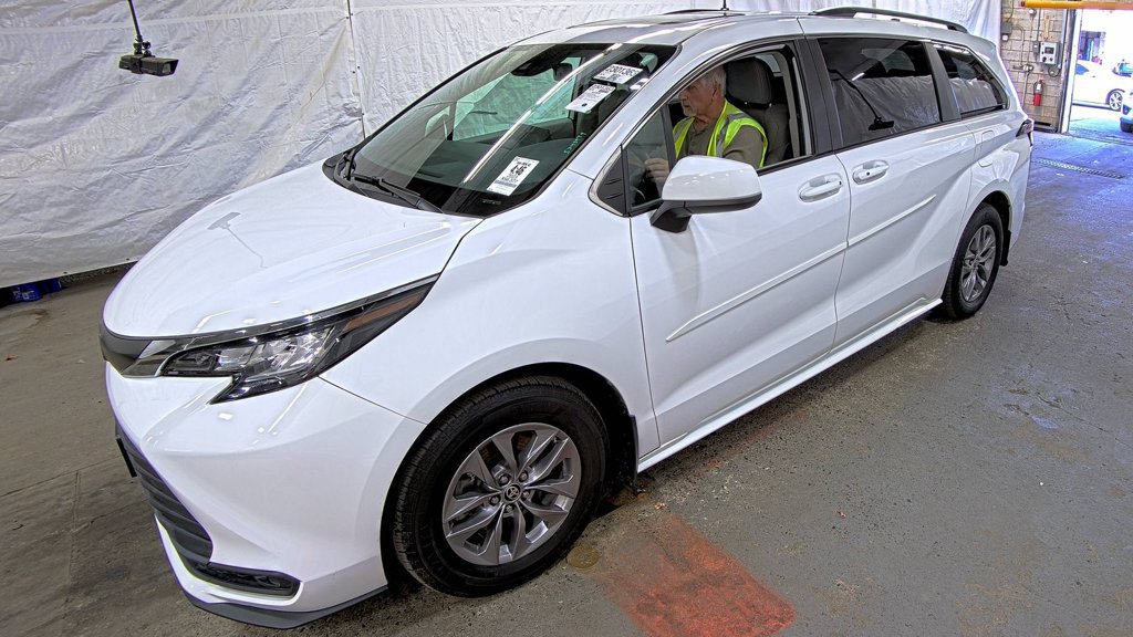 Used 2023 Toyota Sienna LE w/ LE Plus Package AWD/4WD image 2