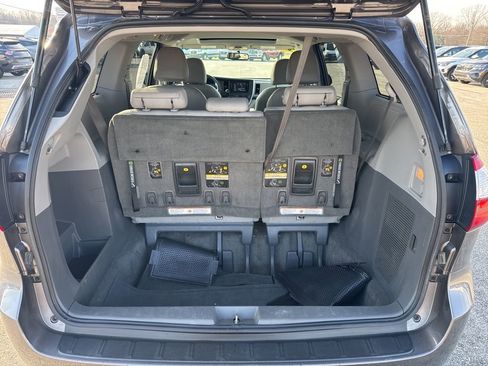 Used 2017 Toyota Sienna XLE image 7