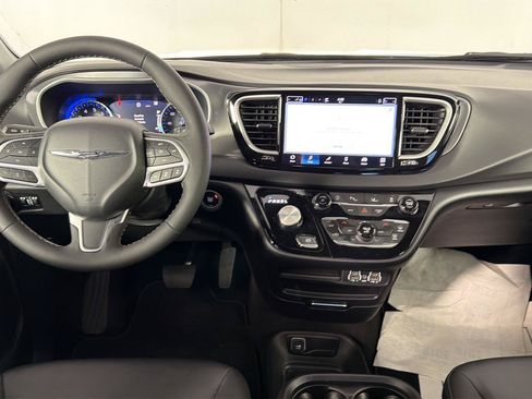 Used 2025 Chrysler Pacifica Select FWD image 14