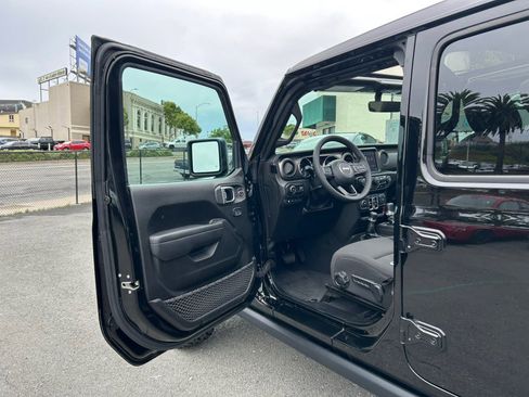 Used 2023 Jeep Wrangler Unlimited w/ Sun & Screen Package image 10