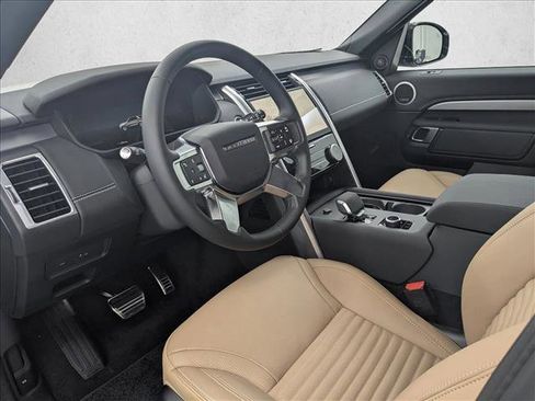 New 2025 Land Rover Discovery Dynamic SE image 4