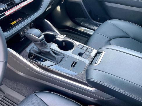 New 2026 Toyota Highlander Platinum image 7