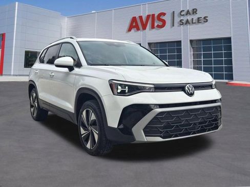 Used 2025 Volkswagen Taos SE AWD/4WD image 3