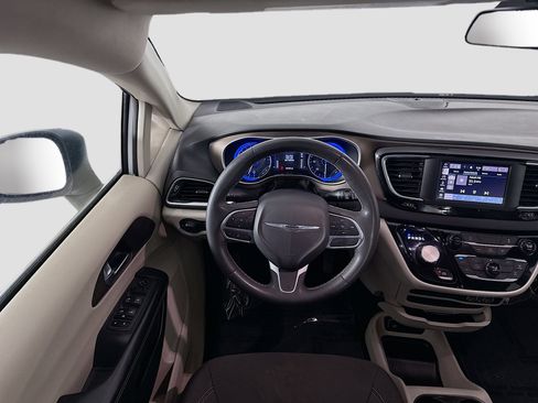 Used 2022 Chrysler Voyager LX FWD image 17