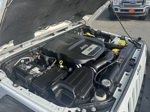 Used 2018 Jeep Wrangler Unlimited Rubicon w/ Connectivity Group image 26