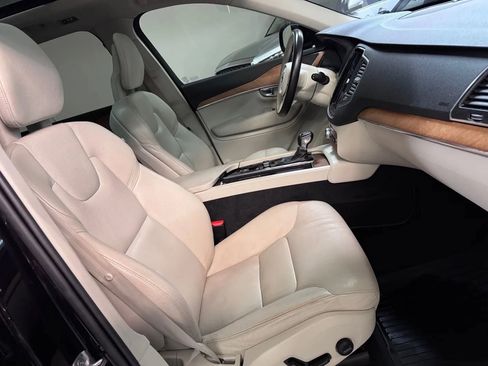 Used 2021 Volvo XC90 T6 Momentum w/ Climate Package image 18