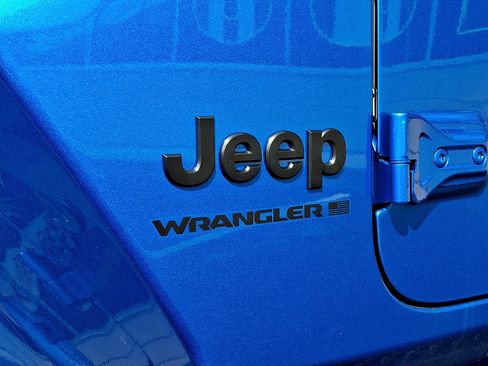 New 2026 Jeep Wrangler Unlimited Sahara w/ Whitecap Package AWD/4WD image 18