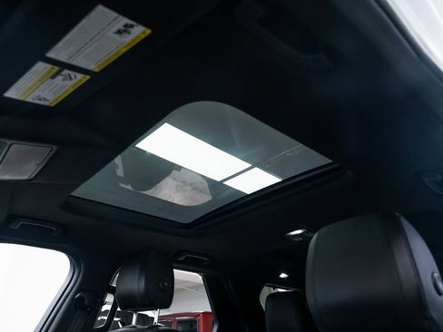 Used 2018 Land Rover Discovery SE image 15