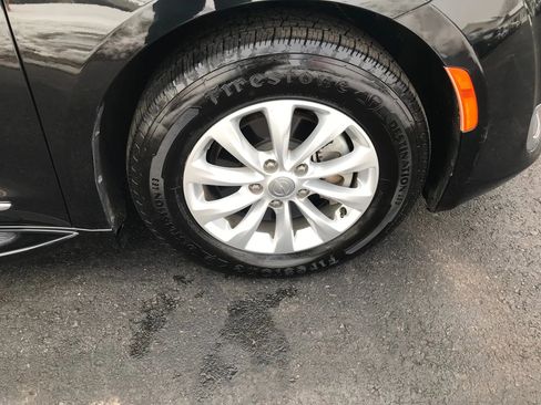 Used 2018 Chrysler Pacifica Touring-L image 42