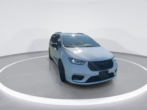 Used 2024 Chrysler Pacifica Touring-L w/ S Appearance Package image 3