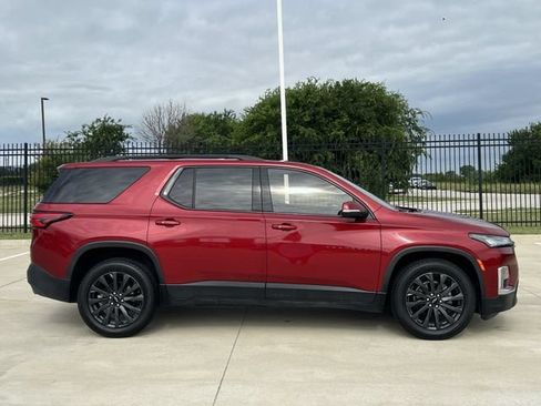 Used 2023 Chevrolet Traverse RS FWD image 2