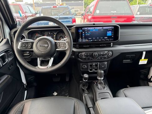 New 2026 Jeep Wrangler Unlimited Sahara AWD/4WD image 18