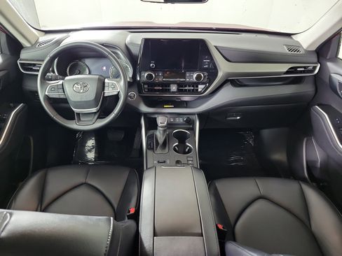 Used 2023 Toyota Highlander XLE image 11