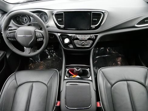 Used 2024 Chrysler Pacifica Limited w/ S Appearance Package image 10