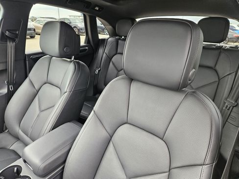 Certified 2025 Porsche Macan image 6