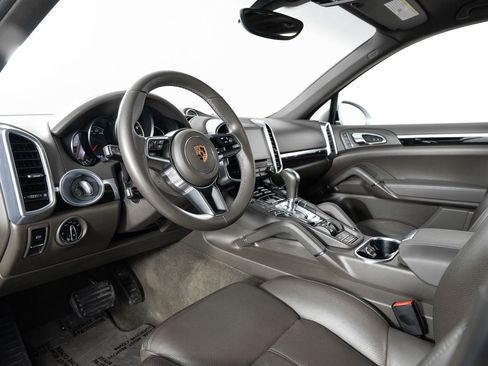 Used 2018 Porsche Cayenne Platinum Edition w/ Premium Package image 11