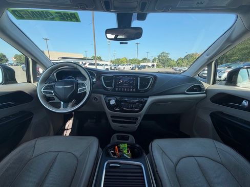 Used 2020 Chrysler Pacifica Limited FWD image 32