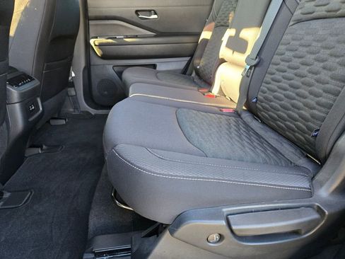 Used 2022 Nissan Pathfinder SV image 11