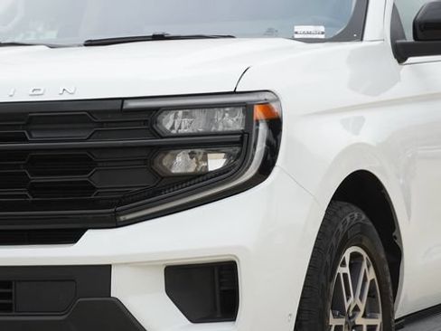 Used 2025 Ford Expedition Active AWD/4WD image 4