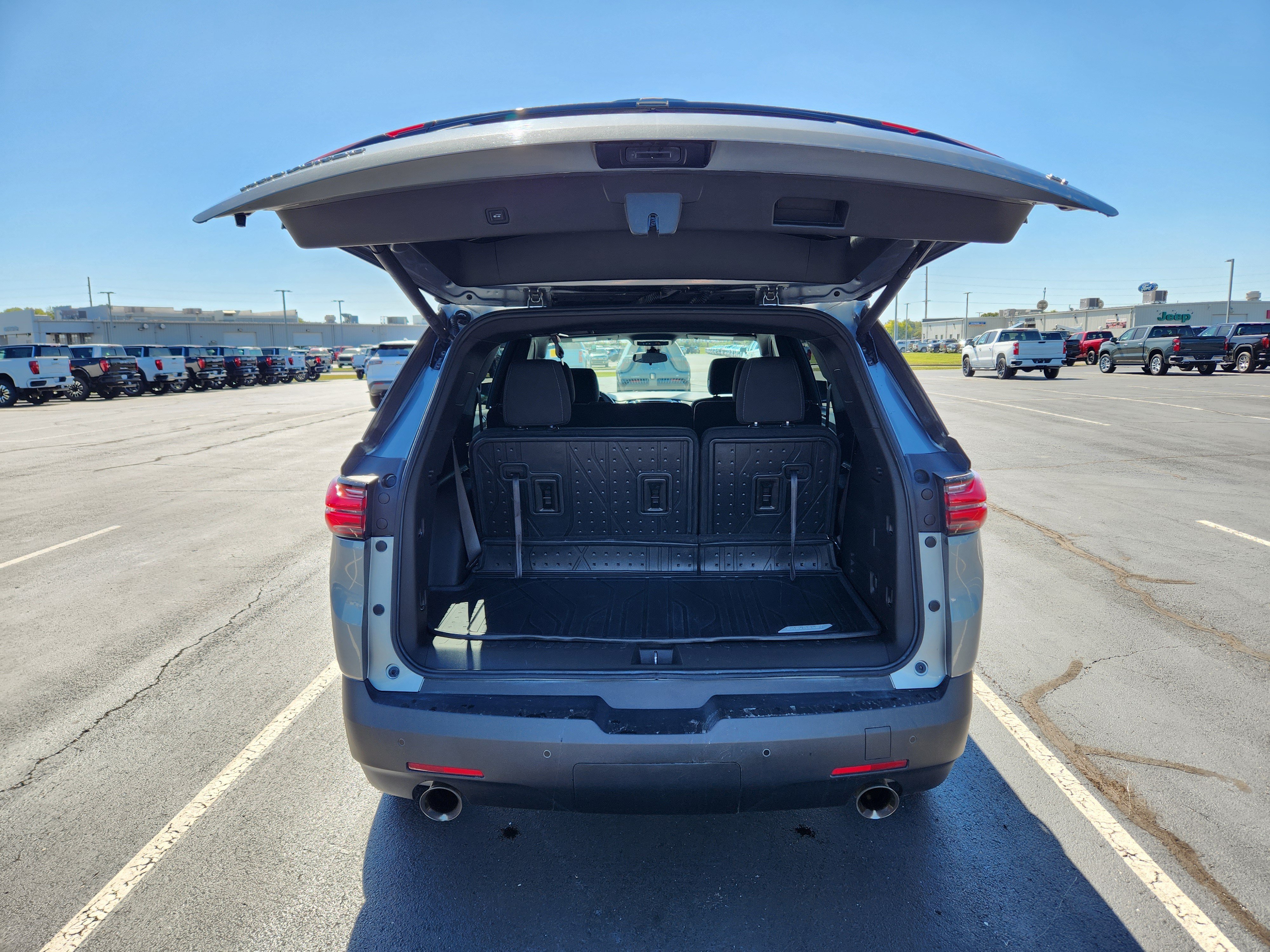 Used 2023 Chevrolet Traverse LT FWD image 10