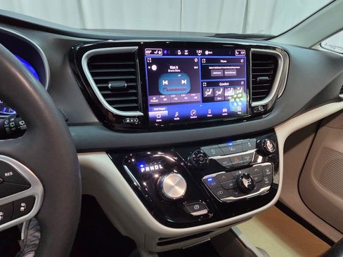 Used 2022 Chrysler Pacifica Touring-L FWD image 30