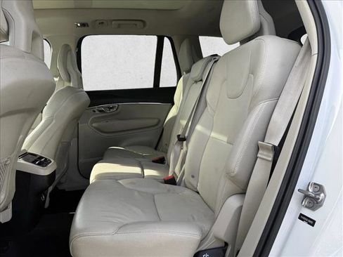 Used 2020 Volvo XC90 T5 Momentum w/ Protection Package Premier image 17