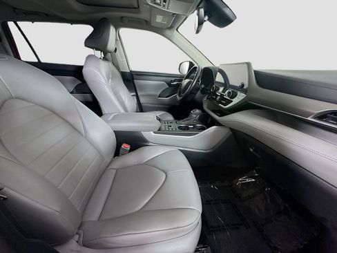 Used 2023 Toyota Highlander XLE AWD/4WD image 29