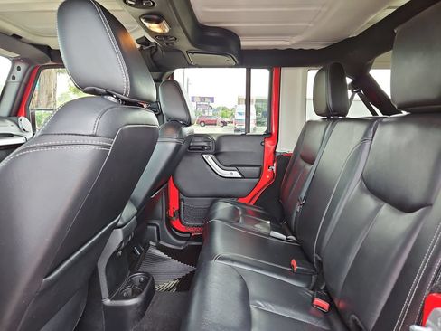 Used 2015 Jeep Wrangler Unlimited Sahara w/ Dual Top Group AWD/4WD image 23