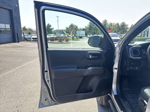 Used 2022 Toyota Tacoma TRD Sport AWD/4WD image 41