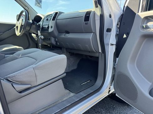 Used 2011 Nissan Frontier SV AWD/4WD image 35