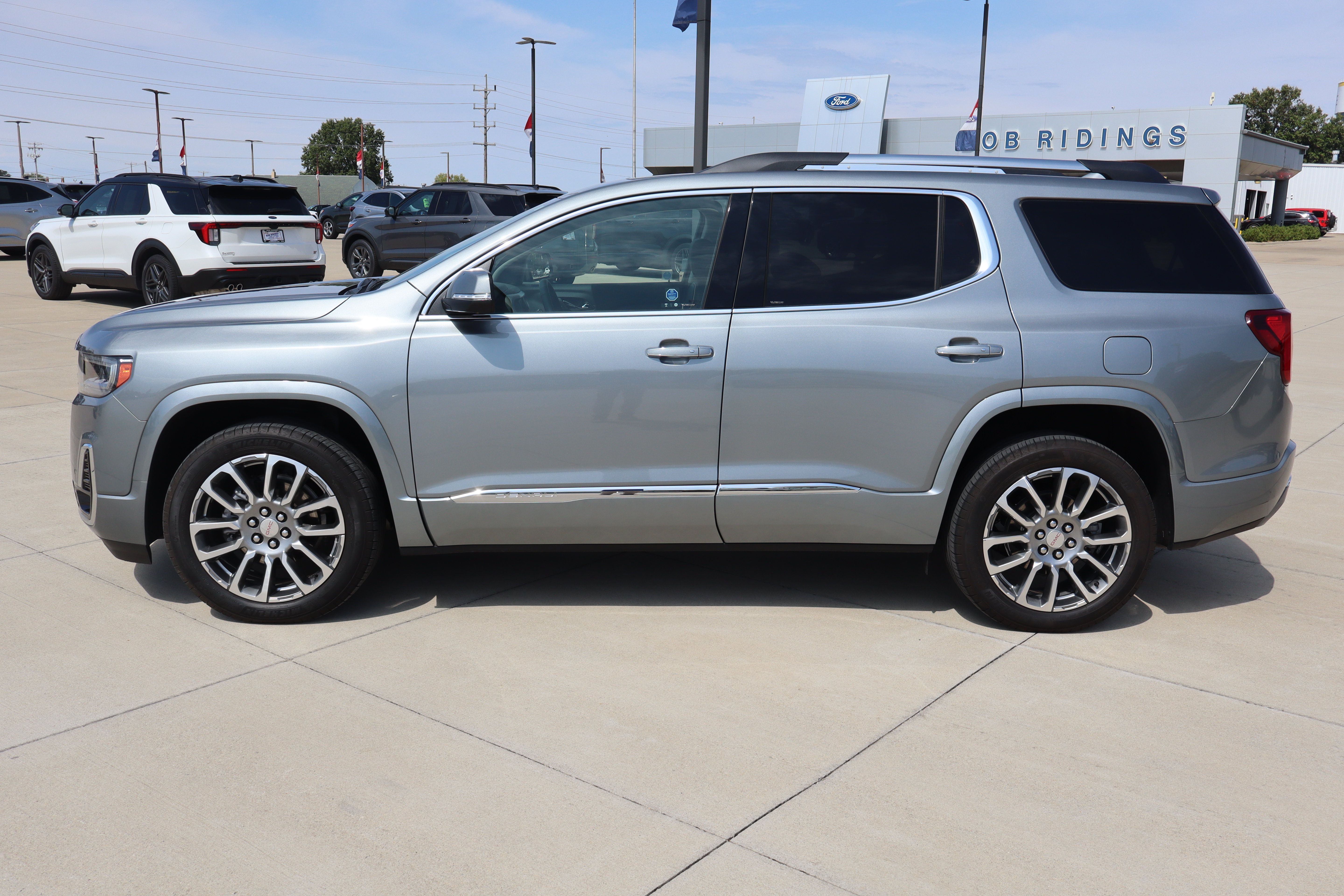 Used 2023 GMC Acadia Denali w/ Denali Ultimate Package AWD/4WD image 8