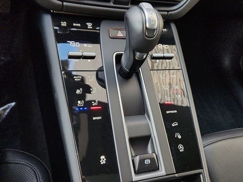 Certified 2025 Porsche Macan image 14