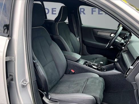 Used 2023 Volvo XC40 B4 Ultimate w/ Protection Package Premier FWD image 29