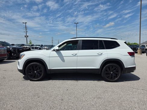 Used 2024 Volkswagen Atlas SE w/ Black Wheel Package FWD image 3