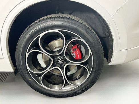 Used 2022 Alfa Romeo Stelvio Veloce image 11
