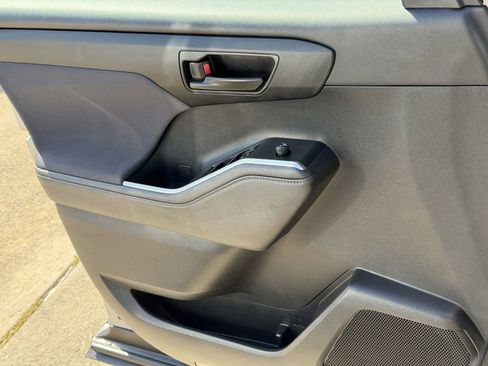 Used 2024 Toyota Highlander LE FWD image 26