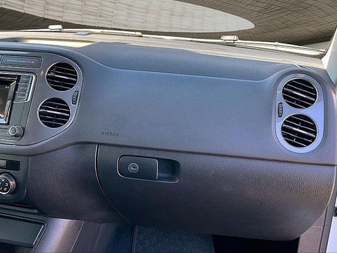 Used 2018 Volkswagen Tiguan Limited image 16