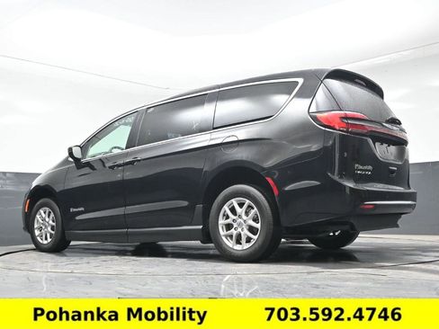 Used 2024 Chrysler Pacifica Touring-L image 14