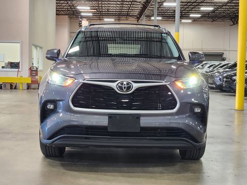 Used 2021 Toyota Highlander XLE image 2
