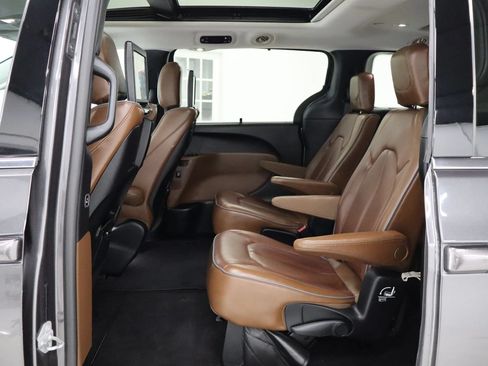 Used 2017 Chrysler Pacifica Limited FWD image 19
